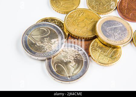 Nahaufnahme verschiedener Euro-Münzen auf weißem Hintergrund Stockfoto