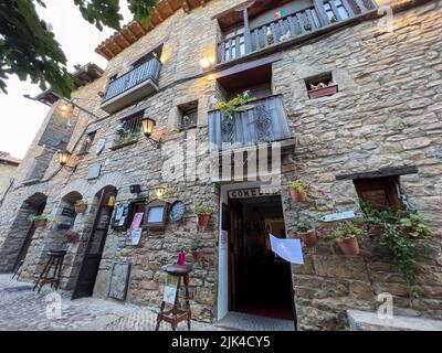 Ein Seitenstraße-Restaurant in der mittelalterlichen Stadt Ainsa Spanien Stockfoto