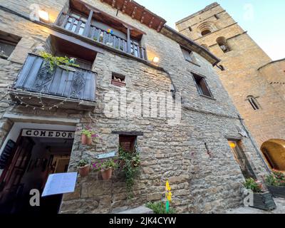Ein Seitenstraße-Restaurant in der mittelalterlichen Stadt Ainsa Spanien Stockfoto