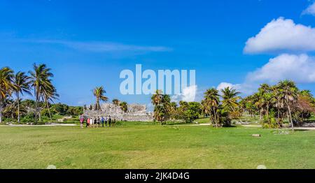 Tulum Mexico 22. Juni 2022 Antike Ruinen von Tulum Maya-Stätte mit Tempelruinen Pyramiden und Artefakte im tropischen Naturdschungel Wald Palmen und Meere Stockfoto