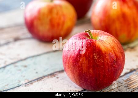 Amasya Äpfel Makro mit Wassertropfen aufgenommen Stockfoto