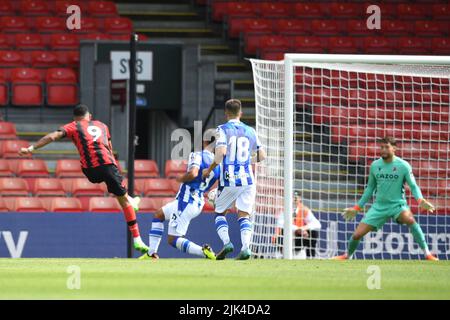 Bournemouth, Großbritannien. 30.. Juli 2022; Vitality Stadium, Boscombe, Dorset, England: Vor der Saison freundlich, AFC Bournemouth versus Real Sociedad: Dominic Solanke aus Bournemouth schießt beim Tor Kredit: Action Plus Sports Images/Alamy Live News Stockfoto