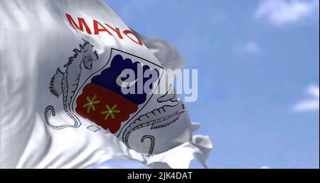 Flagge Mayotte winkt an einem klaren Tag im Wind. Mayotte ist ein überseeisches Departement und eine Region und eine einzige territoriale Gemeinschaft Frankreichs Stockfoto