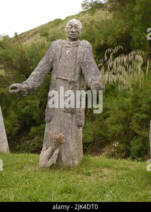 Statue von St. Winwaloe mit Zweigstelle, Gunwalloe Church, Cornwall, Großbritannien Stockfoto