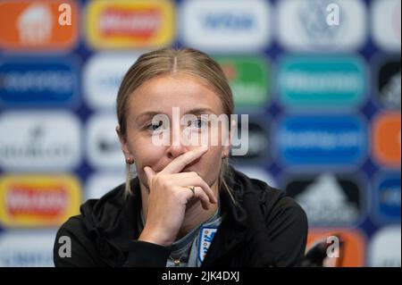 London, Großbritannien. 30.. Juli 2022. Fußball: Nationalmannschaft, Frauen, Euro 2022, vor der abschließenden Pressekonferenz England, Wembley Stadium: Leah Williamson spricht. Quelle: Sebastian Gollnow/dpa/Alamy Live News Stockfoto