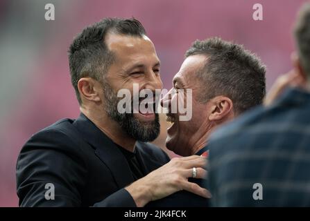 Leipzig, Deutschland. 30.. Juli 2022. Fußball: DFL Supercup, RB Leipzig - Bayern München, Red Bull Arena. Bayern-Sportdirektor Hasan Salihamidzic (l) begrüßt Lothar Matthäus nach seinem Interview im Stadion. Kredit: Hendrik Schmidt/dpa - WICHTIGER HINWEIS: Gemäß den Anforderungen der DFL Deutsche Fußball Liga und des DFB Deutscher Fußball-Bund ist es untersagt, im Stadion und/oder vom Spiel aufgenommene Fotos in Form von Sequenzbildern und/oder videoähnlichen Fotoserien zu verwenden oder zu verwenden./dpa/Alamy Live News Stockfoto