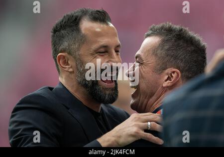 Leipzig, Deutschland. 30.. Juli 2022. Fußball: DFL Supercup, RB Leipzig - Bayern München, Red Bull Arena. Bayern-Sportdirektor Hasan Salihamidzic (l) begrüßt Lothar Matthäus nach seinem Interview im Stadion. Kredit: Hendrik Schmidt/dpa - WICHTIGER HINWEIS: Gemäß den Anforderungen der DFL Deutsche Fußball Liga und des DFB Deutscher Fußball-Bund ist es untersagt, im Stadion und/oder vom Spiel aufgenommene Fotos in Form von Sequenzbildern und/oder videoähnlichen Fotoserien zu verwenden oder zu verwenden./dpa/Alamy Live News Stockfoto