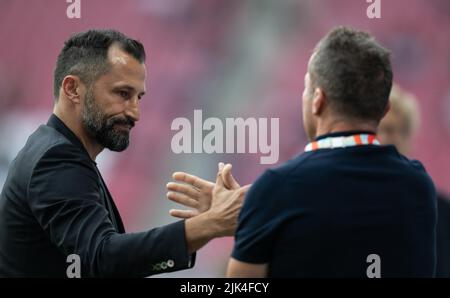 Leipzig, Deutschland. 30.. Juli 2022. Fußball: DFL Supercup, RB Leipzig - Bayern München, Red Bull Arena. Bayern-Sportdirektor Hasan Salihamidzic (l) begrüßt Lothar Matthäus nach seinem Interview im Stadion. Kredit: Hendrik Schmidt/dpa - WICHTIGER HINWEIS: Gemäß den Anforderungen der DFL Deutsche Fußball Liga und des DFB Deutscher Fußball-Bund ist es untersagt, im Stadion und/oder vom Spiel aufgenommene Fotos in Form von Sequenzbildern und/oder videoähnlichen Fotoserien zu verwenden oder zu verwenden./dpa/Alamy Live News Stockfoto