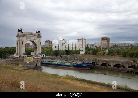 WOLGOGRAD, RUSSLAND - 20.09.2021: Das Frachtschiff Wolgoneft verlässt die Schleuse des Wolga-Donskoy-Kanals Stockfoto