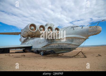 DERBENT, RUSSLAND - 27. SEPTEMBER 2021: Ein altes Raketenschiff-Ekranoplan 'LUN' am Ufer des Kaspischen Meeres. Umgebung von Derbent, Dagestan Stockfoto