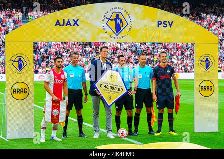 AMSTERDAM, NIEDERLANDE – JULI 30: Dusan Tadic von Ajax, Schiedsrichter-Assistent Charl Schaap, Schiedsrichter Dennis Higler, Schiedsrichter-Assistent Mario Diks, Luuk de Jong vom PSV während des Johan Cruijff Schaal-Spiels zwischen Ajax und PSV in der Johan Cruijff Arena am 30. Juli 2022 in Amsterdam, Niederlande (Foto: Geert van Erven/Orange Picches) Quelle: Orange Pics BV/Alamy Live News Stockfoto