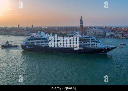 VENEDIG, ITALIEN - 26. SEPTEMBER 2017: Das Schiff 'Azamara Quest' passiert am Septemberabend die Bucht von San Marco Stockfoto