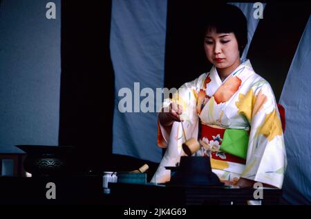 Eine Frau bereitet während einer Zeremonie, Takayama, Japan, Tee zu Stockfoto