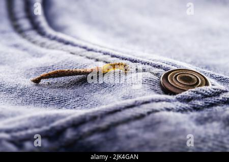 Wandmottenlarven oder Kleidermotten, ernähren sich von Fell, Wolle, abgestorbenen Hautfragmenten, Haare und Papier. Pierces gelagert und alte Kleidung, Notwendigkeit für die Erkennung Stockfoto