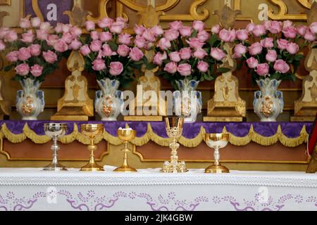 Kelch und Ambula auf dem Altar, Moment der heiligen Messe - Weihe von Brot und Wein im Leib und Blut Jesu - Heilige Hostie, liturgische obj Stockfoto