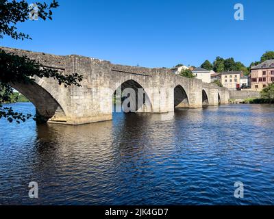 Saint-Martial Bridge in Limoges wurde 1215 eine gewölbte Bogenbrücke fertiggestellt Stockfoto