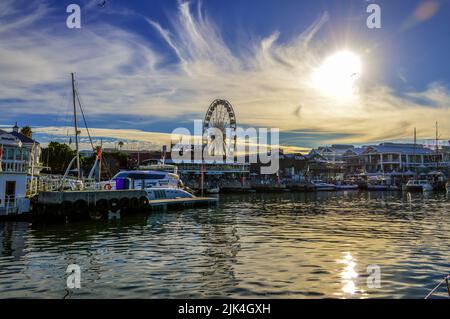 V&A ( Victoria und Alfred ) Hafen am Wasser mit Kap Riesenrad in Kapstadt Südafrika Stockfoto