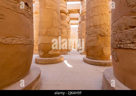 Karnak-Tempel, Luxor, Ägypten; 28. Juli 2022 - die große Hypostyle-Halle befindet sich im Karnak-Tempelkomplex, im Bezirk Amon-Re. Es ist an Stockfoto