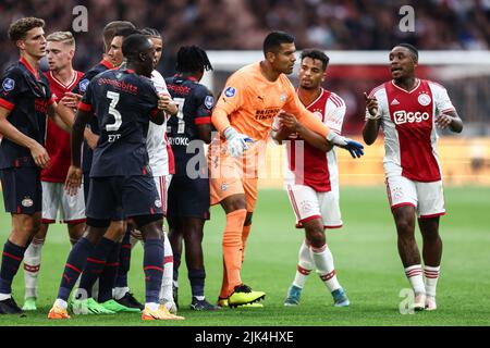 AMSTERDAM - (lr) Guus Til von PSV Eindhoven, Kenneth Taylor von Ajax, Joey Veerman von PSV Eindhoven, Jordan Teze von PSV Eindhoven, Johan Bakayoko von PSV Eindhoven, PSV Eindhoven Torwart Walter Benitez, m Owen Wijndal von Ajax, Steven Bergwijn von Ajax mit einer Parade beim Johan Cruijff Scale Match zwischen Ajax Amsterdam und PSV Eindhoven in der Johan Cruijff Arena am 30. Juli 2022 in Amsterdam, Niederlande. ANP VINCENT JANNINK Stockfoto