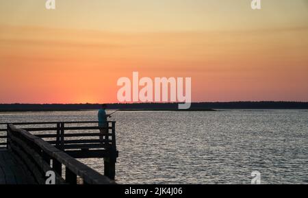 Angler-Silhouette auf dem Pier bei Sonnenuntergang im Sommer am Lebsko-See, Pommern, Polen, Europa. Stockfoto