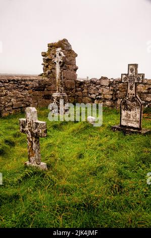 Irischer Friedhof im Burren von West-Irland. Stockfoto