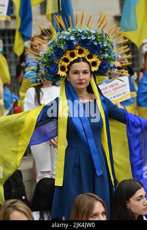 Downing Street, London, Großbritannien. 30. Juli 2022. Demonstranten, die ein Schild halten, protestieren vor der Downing Street. Der Krieg in der Ukraine war extrem gewalttätig, und der Sprecher beschuldigte die russischen Soldaten, Gräueltaten in der Ukraine begangen zu haben. Es wird keinen Sieger im Krieg geben. Die Ukraine ist eine stolze ukrainische Nation. Wir wissen, dass die NATO uns belogen hat. Gib uns die Waffen, die du versprochen hast. Wir wollen nicht, dass ihr für uns kämpft. Wir können allein gegen die Russen kämpfen. Es macht mich traurig, die Tränen in den Augen der ukrainischen Mädchen und Frauen zu sehen. Quelle: Siehe Li/Picture Capital/Alamy Live News Stockfoto