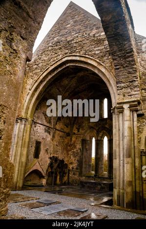 Irish Gothic Corcomroe Abbey Ruinen in Burren, Irland. Stockfoto