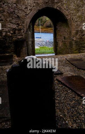 Clew Bay Inlet und Burrishoole Friary Ruinen im County Mayo, Irland. Stockfoto