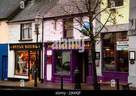 Georgianische Ladenfassaden an der Bridge Street in Westport in Irland. Stockfoto