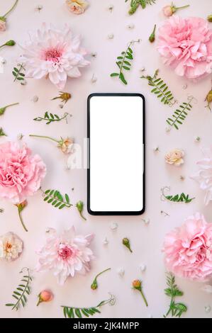 Handy-Mock-up-Bildschirm auf rosa Blumen weiß floralen Hintergrund. Flach liegend, vertikal Stockfoto