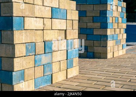 Stapel von Pflasterplatten für Pflasterwege auf einer Baustelle gestapelt Stockfoto