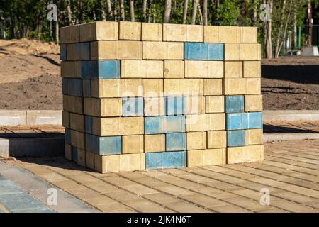 Stapel von Pflasterplatten für Pflasterwege auf einer Baustelle gestapelt Stockfoto