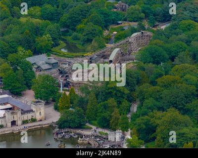 Alton Towers Luftaufnahmen aus der Luft, einschließlich Nemesis, Smiler, David Walliims, Sonic Spinball Whizzer, The Towers, RITA, 13, Enterprize (SBNO) Drone Stockfoto