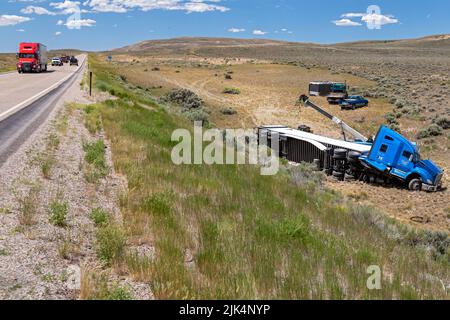 Diamondville, Wyoming - Ein Sattelschlepper, der vom US Highway 30 abfuhr und im Südwesten von Wyoming umkippte. Stockfoto