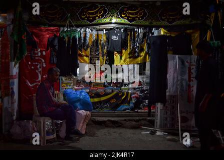 Srinagar, Indien. 31.. Juli 2022. Ein Verkäufer, der Muharram-Banner verkauft, wartet am 30. Juli 2022 vor seinem Geschäft in Srinagar, dem indischen Kaschmir. Muharram ist der erste Monat des islamischen Kalenders. (Foto von Hassnain Riza/Sipa USA) Quelle: SIPA USA/Alamy Live News Stockfoto