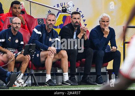 AMSTERDAM - (lr) PSV-Trainer Andre Ooijer, PSV-Trainer Ruud van Nistelrooij, PSV-Trainer Fred Rutten während des Johan Cruyff Scale Match zwischen Ajax Amsterdam und PSV Eindhoven am 30. Juli 2022 in der Johan Cruijff Arena in Amsterdam, Niederlande. ANP OLAF KRAAK Stockfoto