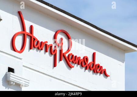 Harry Ramsden rotes Drehbuch-Logo am Meer berühmtes Fisch- und Chiprestaurant in Bournemouth Dorset, Großbritannien Stockfoto