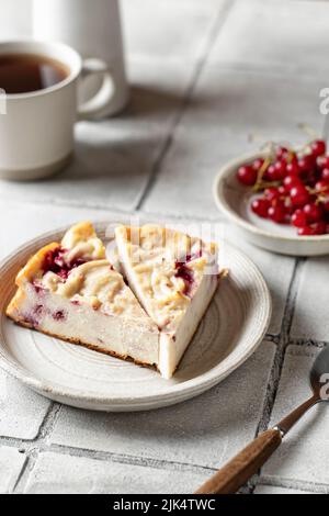 Hausgemachter Kasserolle mit Beeren auf grauem Fliesenhintergrund. Vertikale Ausrichtung Stockfoto
