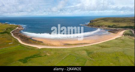 Luftaufnahme der Melvich Bay und des Strandes an der Nordküste 500 in Schottland, Großbritannien Stockfoto