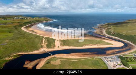 Luftaufnahme der Melvich Bay und des Strandes und des Halladale River an der Nordküste 500 in Schottland, Großbritannien Stockfoto