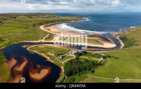 Luftaufnahme der Melvich Bay und des Halladale River an der Nordküste 500 in Schottland, Großbritannien Stockfoto