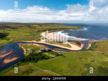 Luftaufnahme der Melvich Bay und des Halladale River an der Nordküste 500 in Schottland, Großbritannien Stockfoto