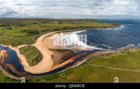 Luftaufnahme der Melvich Bay und des Halladale River an der Nordküste 500 in Schottland, Großbritannien Stockfoto