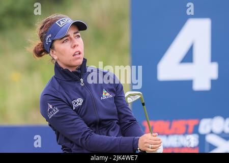 Irvine, Großbritannien. 30.. Juli 2022. Die dritte Runde des Trust Golf Women's Scottish Golf fand mit 75 Spielern statt. Heftiger Regen über Nacht von Freitag bis Samstag sorgte für einen weicheren und mehr Testkurs. Georgia Hall auf der 4.. Kredit: Findlay/Alamy Live Nachrichten Stockfoto