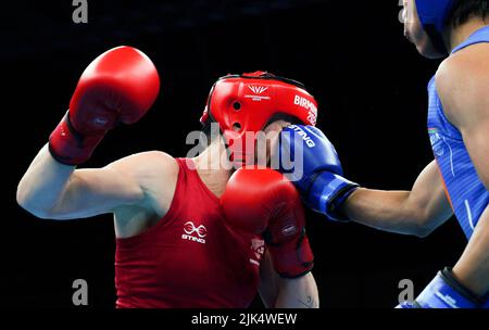 Am zweiten Tag der Commonwealth Games 2022 in Birmingham kämpfen die Neuseeländerin Ariane Nicholson (Rot) und die indische Lovlina Borgohain (Blau) bei den Frauen in Light Middle (66-70kg) beim NEC. Bilddatum: Samstag, 30. Juli 2022. Stockfoto