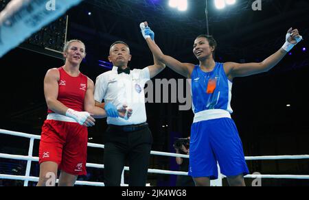 Am zweiten Tag der Commonwealth Games 2022 in Birmingham kämpfen die Neuseeländerin Ariane Nicholson (Rot) und die indische Lovlina Borgohain (Blau) bei den Frauen in Light Middle (66-70kg) beim NEC. Bilddatum: Samstag, 30. Juli 2022. Stockfoto