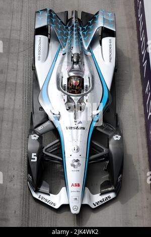 30.. Juli 2022; Excel E-Prix Circuit, Docklands, London, England; ABB Formel-E-Weltmeisterschaft, Rennen 1: Stoffel Vandoorne aus Belgien fährt für (5) Mercedes-EQ Stockfoto