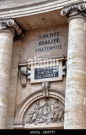 Paris, Frankreich - 8. Juni 2019: Juraschule der Universität Paris, Sorbonne, mit dem Motto "Freiheit, Brüderlichkeit, Gleichheit" Stockfoto