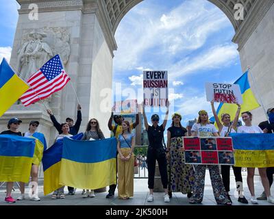 Die Teilnehmer versammelten sich zu einem Foto mit ukrainischer Flagge vor dem Washington Square Park Arch in Manhattan, New York City, um Ukrai zu unterstützen Stockfoto