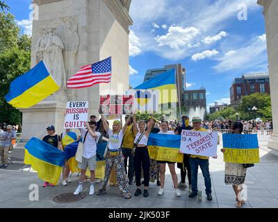 Die Teilnehmer versammelten sich zu einem Foto mit ukrainischer Flagge vor dem Washington Square Park Arch in Manhattan, New York City, um Ukrai zu unterstützen Stockfoto